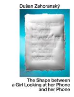 Tvar mezi dívkou dívající se do mobilu a jejím mobilem